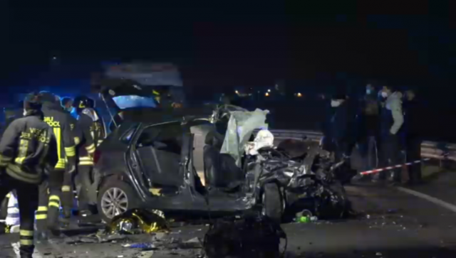 Aksident tragjik në Itali/ Makina përplaset me autobuzin, humbin jetën 5 të rinj (FOTO)