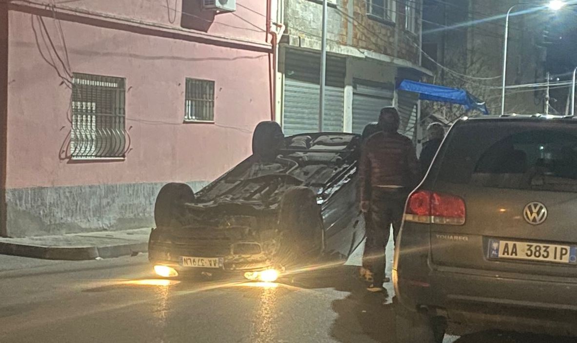 Tjetër aksident! Makina bie përmbys në rrugë, drejtuesi i mjetit dërgohet me urgjencë në spital