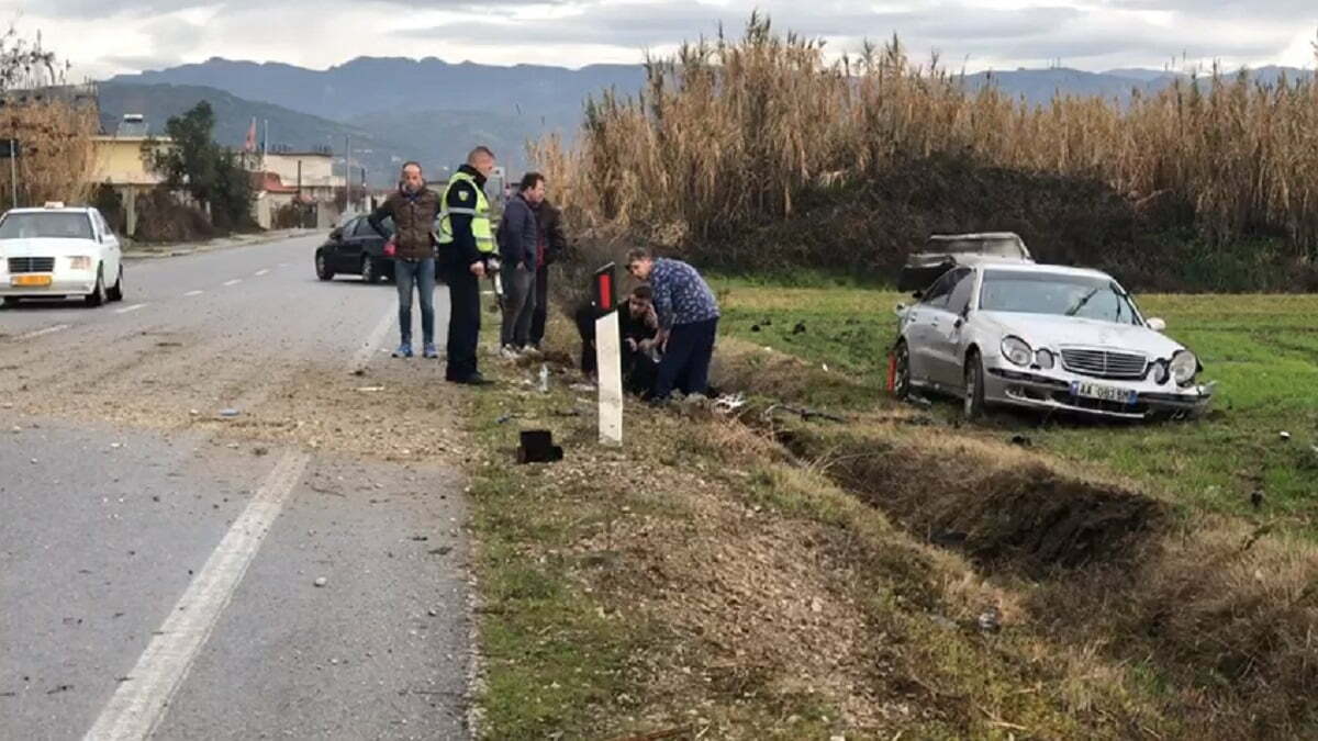 Përplasen kokë më kokë dy makina, një prej shoferëve mbetet i bllokuar