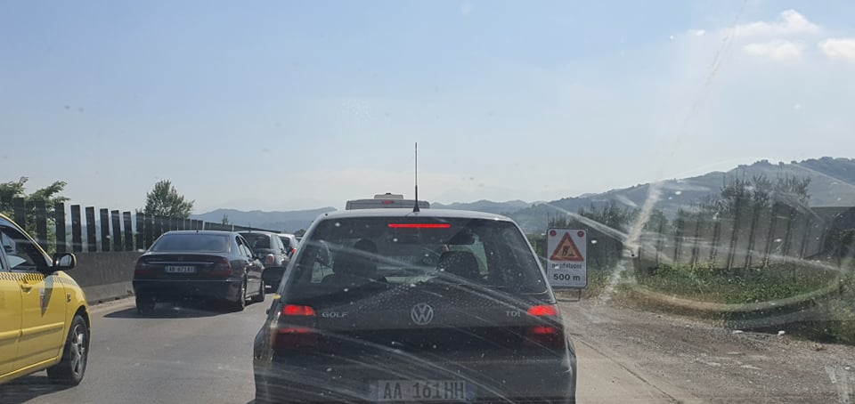 Aksident në autostradën Tiranë-Durrës, makina del nga rruga, plagoset shoferja