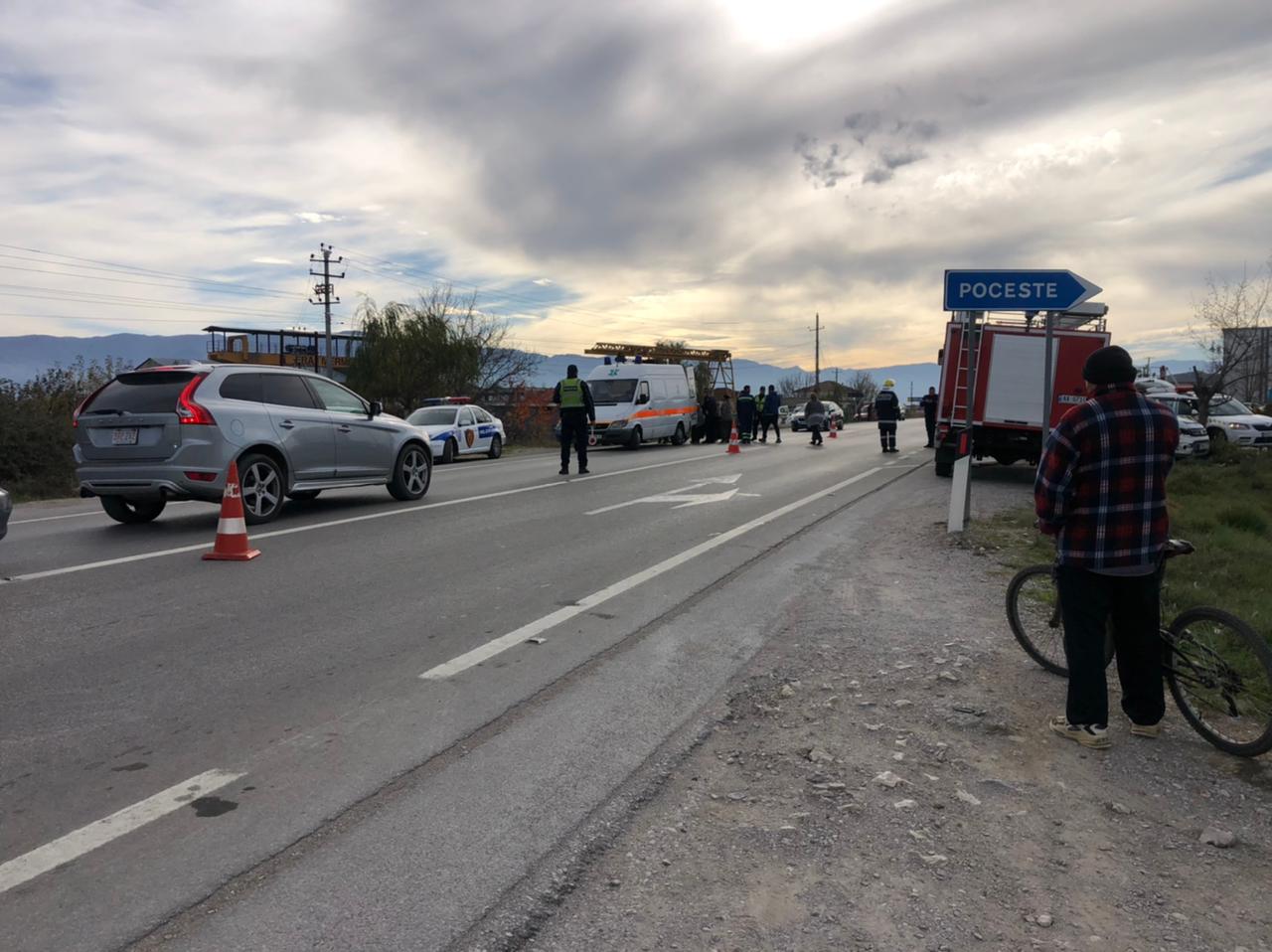 Përplasen dy automjete, drejtuesit përfundojnë në spital