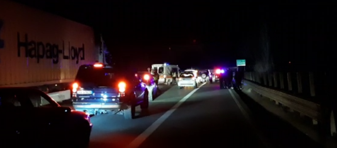 Makina përplaset me maunen, 2 të plagosur