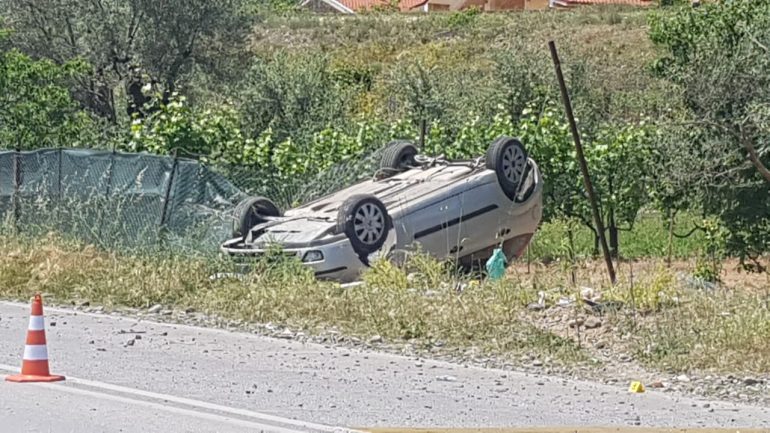 Makina del nga rruga dhe përfundon në kanal, ndërron jetë një person