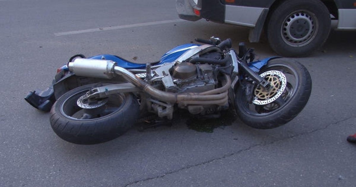 Makina përplaset me motorin, plagoset 43-vjeçari