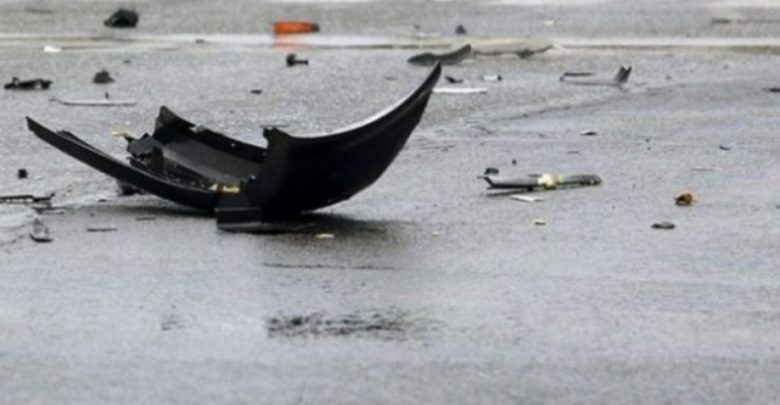 Makina përplaset me motorin, plagoset 29-vjeçari