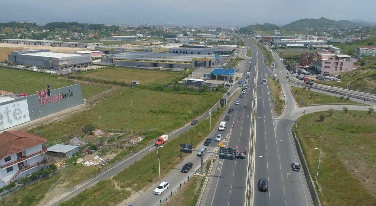 Humb kontrollin në autostradën Tiranë-Durrës, 25-vjeçari del nga rruga me makinë