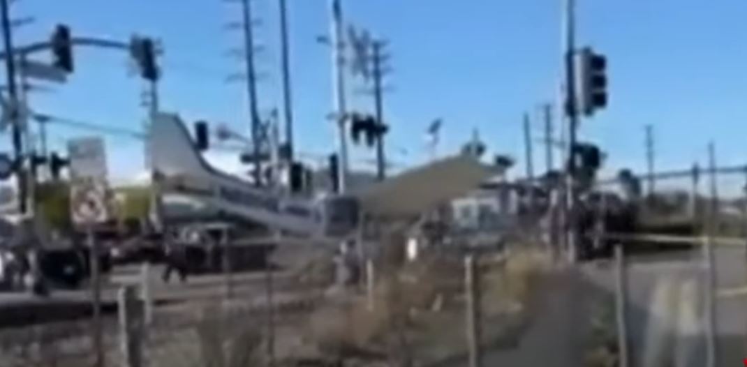 VIDEO/ Momenti kur treni përplaset me një aeroplan në SHBA