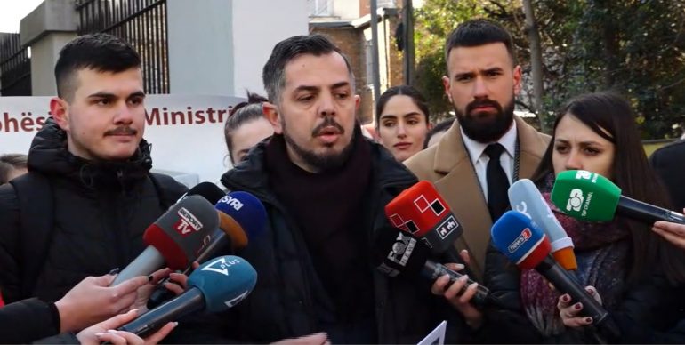 Mbyllja e shkollave nga i ftohti, protestë para ministrisë së Arsimit, aktivistët çojnë ngrohëse: Taksat po shpërdorohen