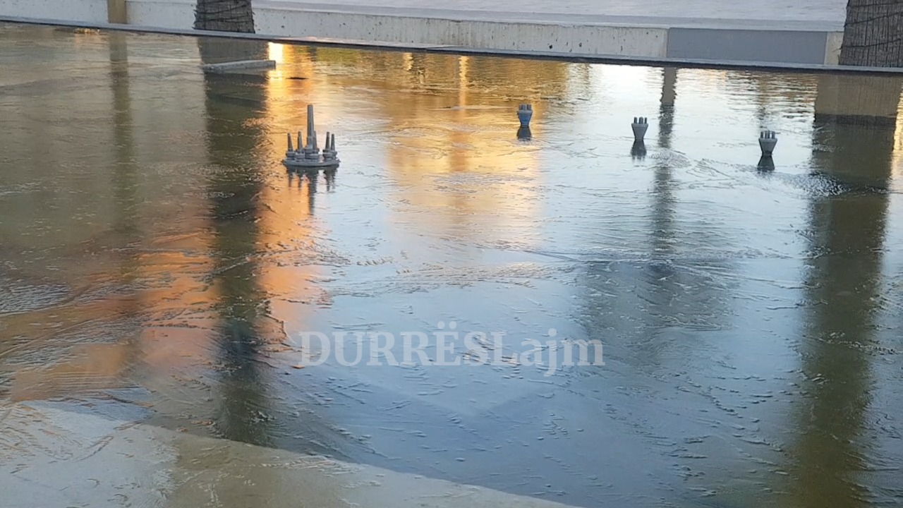 Mot i acartë në Durrës, shihni si ka ngrirë shatërvani në qendër të qytetit (VIDEO)