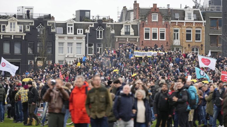 Holanda thuajse e mbyllur nga Covid, protesta masive në Amsterdam