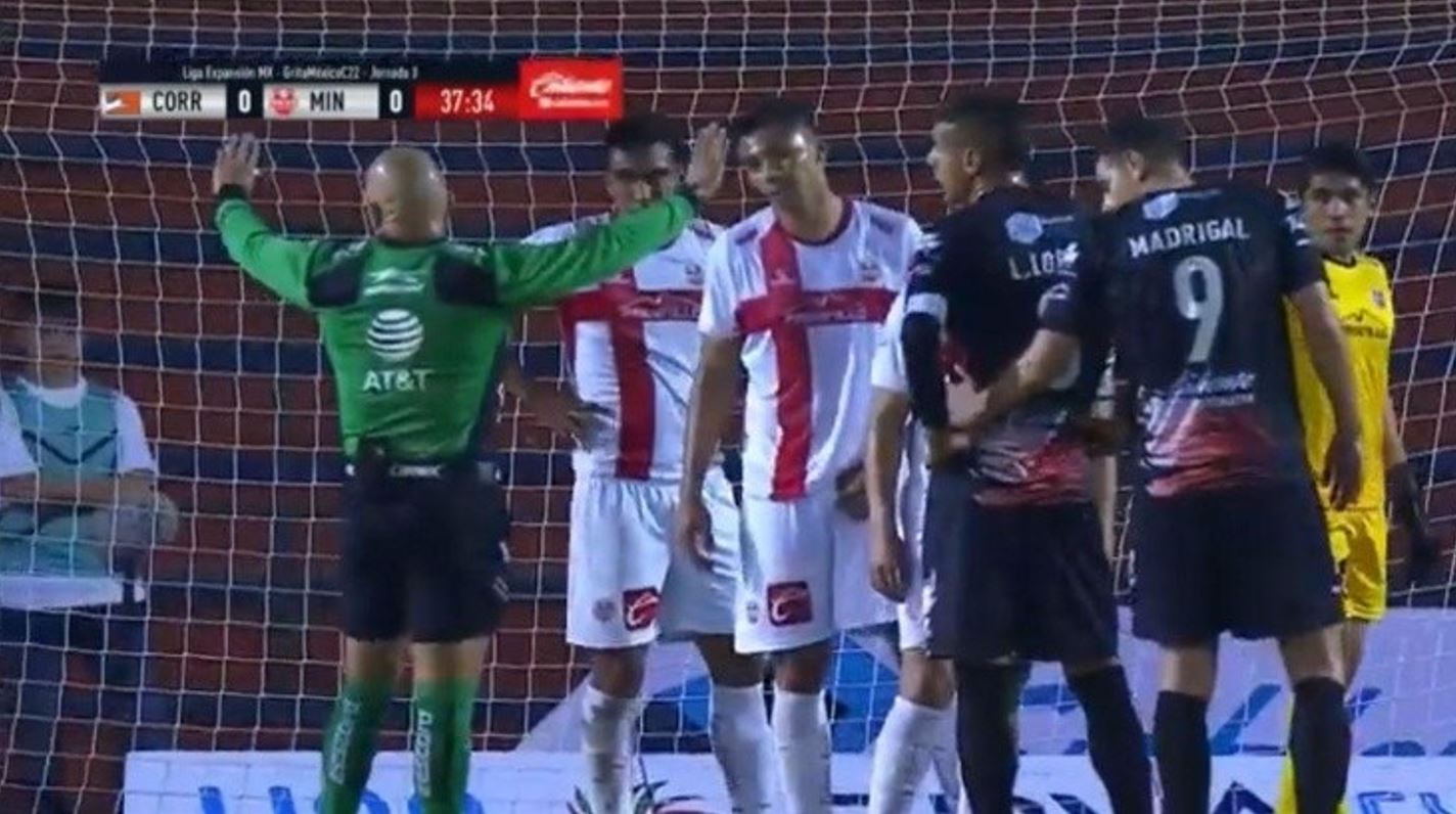 Habit arbitri/ I bie bilbilit dhe ndërpret lojën: “Prisni pak se u lodha!” (VIDEO)