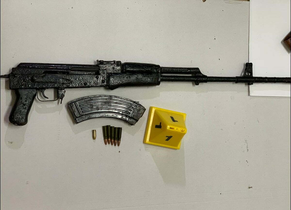 Lëvizte i armatosur me kallashnikov, arrestohet adoleshenti