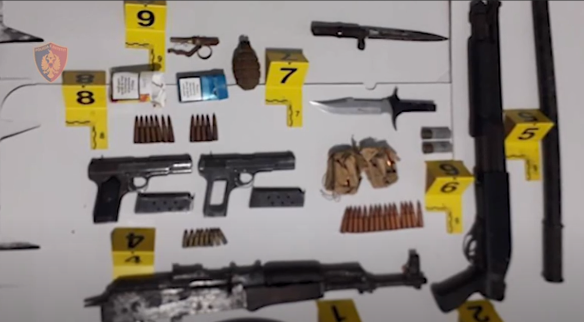 Policia zbulon depon e armatimit në Peqin,  3 në pranga dhe 1 në kërkim (EMRAT)