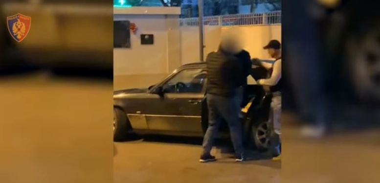 Kapet me 3.2 kg kanabis në makinë, ja momenti i arrestimit të 24-vjeçarit në Mirditë