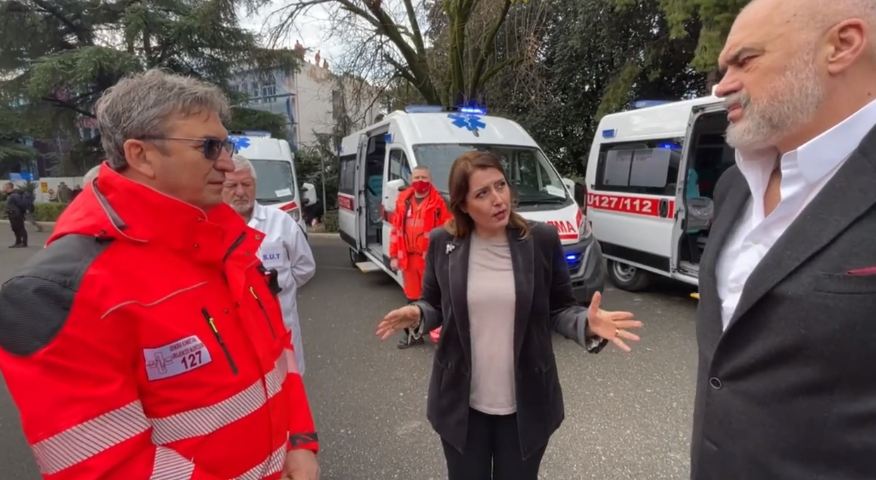 Shtohen 20 autoambulanca të reja/Manastirliu: Pacienti i intubuar mund të transportohet nga çdo cep i Shqipërisë