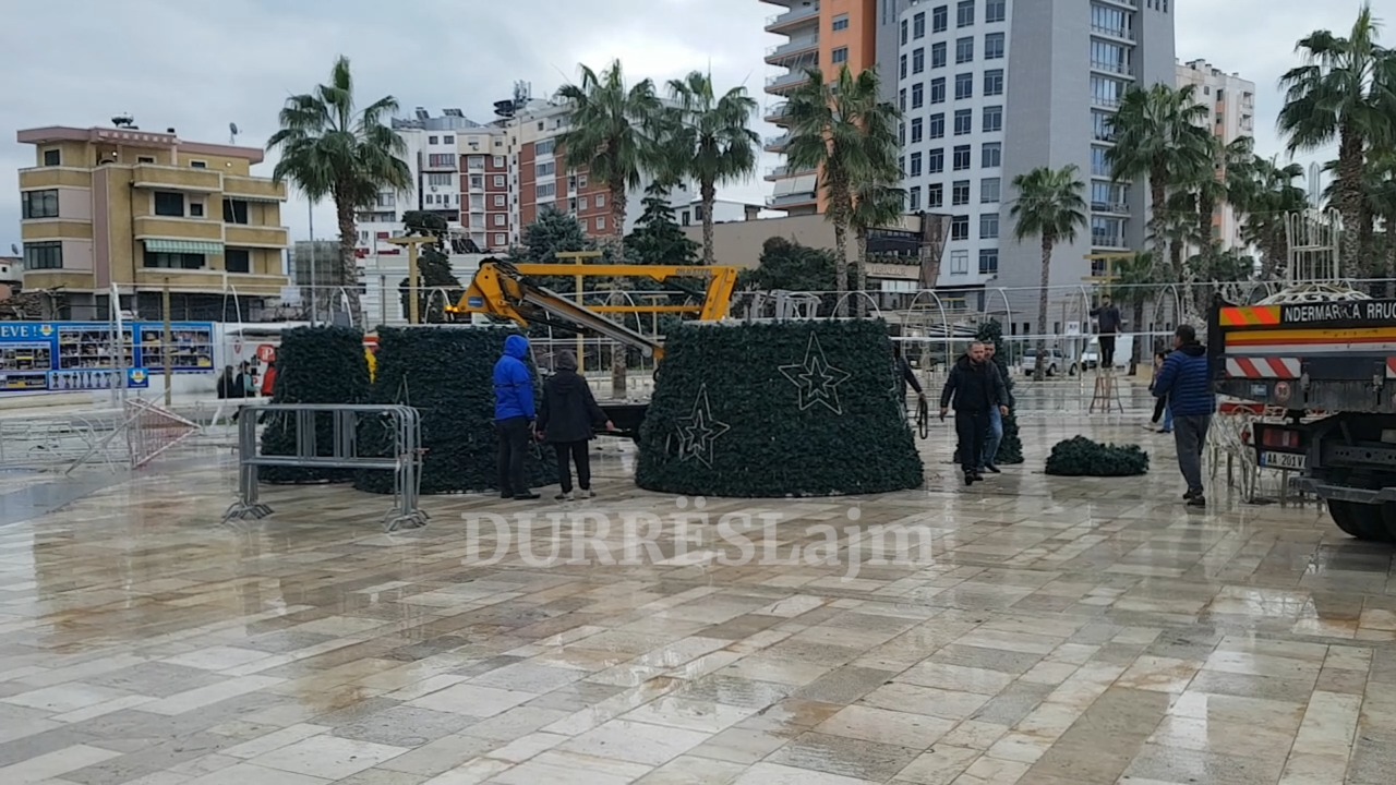 Nis heqja e dekorit të festave të fundvitit në Durrës (VIDEO)