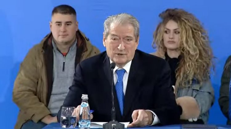 Berisha: Rama mban Bashën në krye të PD, e mbron me gardistë nga të gjitha anët