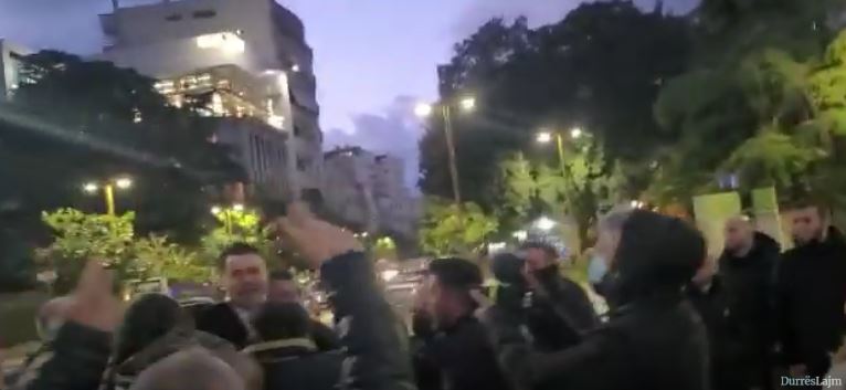 Basha mbërrin në Durrës, shihni si pritet nga demokratët e tij, në shesh edhe mbështetësit e Berishës (VIDEO)