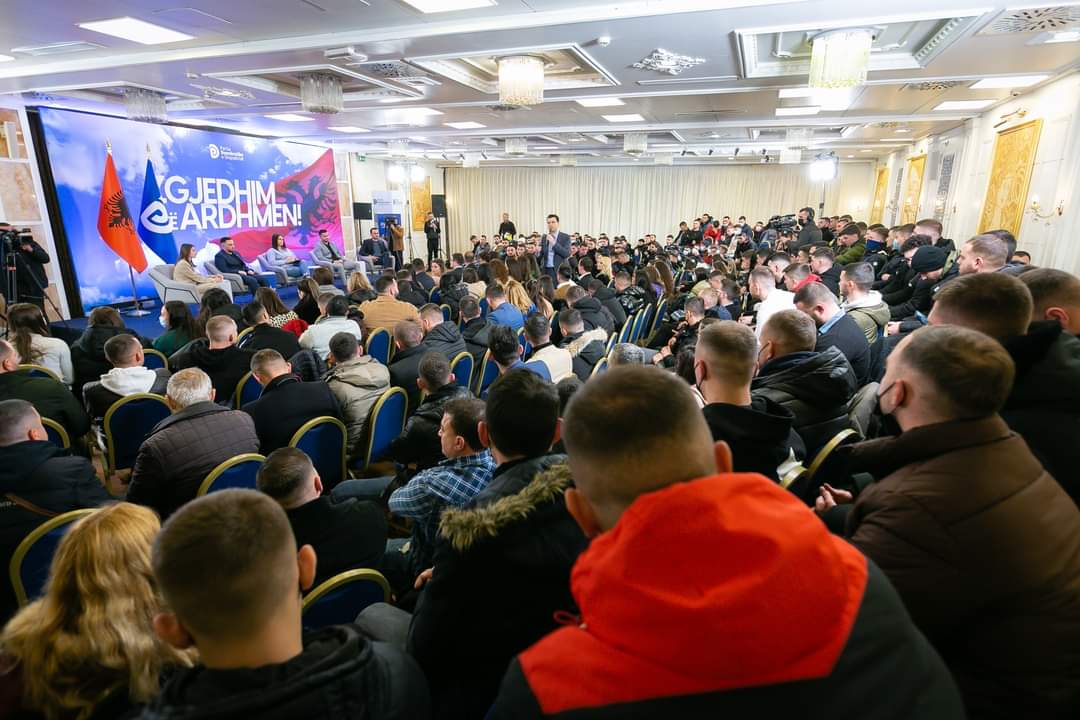 Basha publikon videon nga takimi me të rinjtë: Sot janë sërish gati të ndryshojnë Shqipërinë