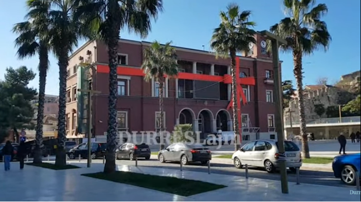 20 milionë lekë për mobilimin e bashkisë Durrës, sa do të kushtojë ndërtimi i zyrave tek Ndërmarrja Rruga