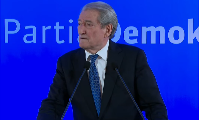 Sali Berisha me Komisionin e Rithemelimit në selinë e PD, pritet të flasë për mediat