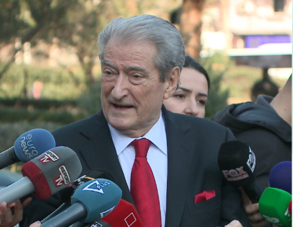 Berisha mbërrin në Kuvend, mbështet protestuesit e “5 majit”: Në pallatet që do ndërtohen ortakë janë përfaqësuesit e Lul Bravës