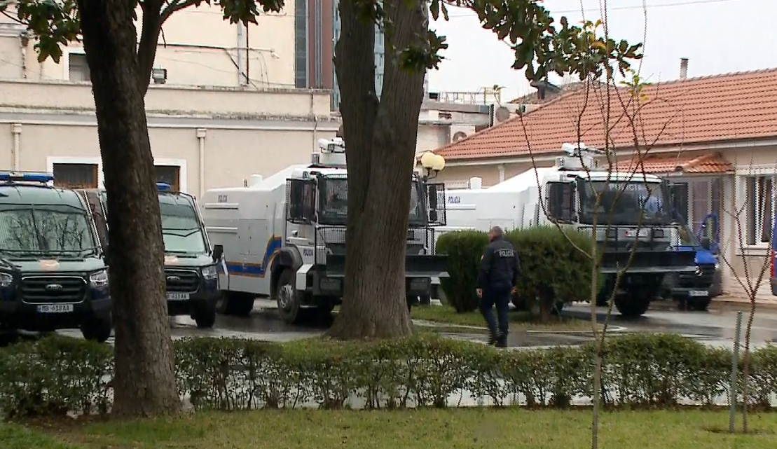 Forca të shumta policie, RENEA dhe autobotë me ujë, gati masat për protestën e thirrur nga Berisha