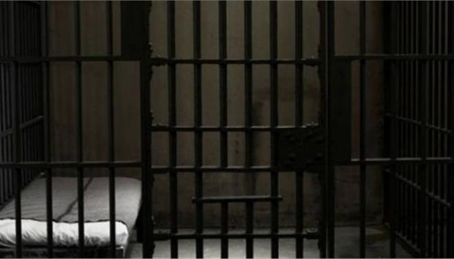 I riu shqiptar arratiset nga burgu, alarmohet policia (FOTO)