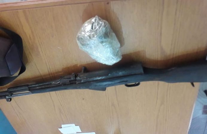 U kap me pushkë dhe drogë, arrestohet 26-vjeçari (EMRI)