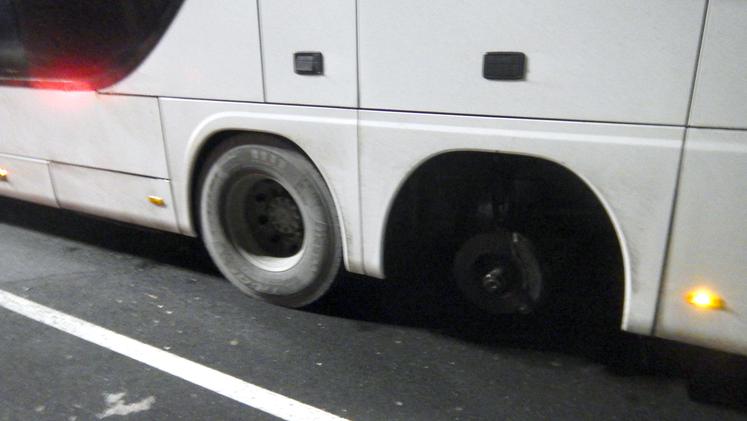 Ndodh edhe kjo! Kosovari drejton autobusin pa një rrotë, ndalohet nga policia sllovene