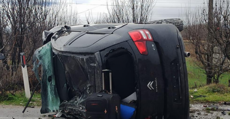 19-vjeçari humb kontrollin e makinës dhe del nga rruga, dërgohet me urgjencë në spital