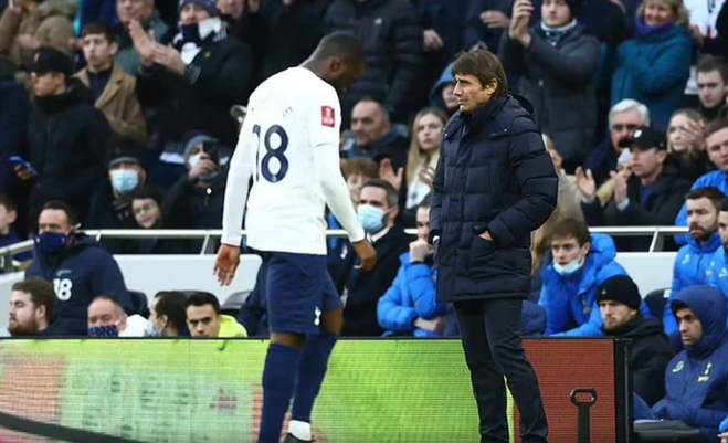 Conte përjashton lojtarin nga skuadra, mesfushori del në merkato