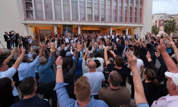 Protesta kundër Lulzim Bashës para selisë së PD-së, 1500 demokratë nga Durrësi nisen drejt Tiranës