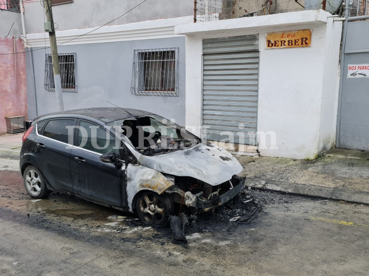 Digjet një tjetër makinë në Durrës, radhën e ka një “Ford” (FOTO)