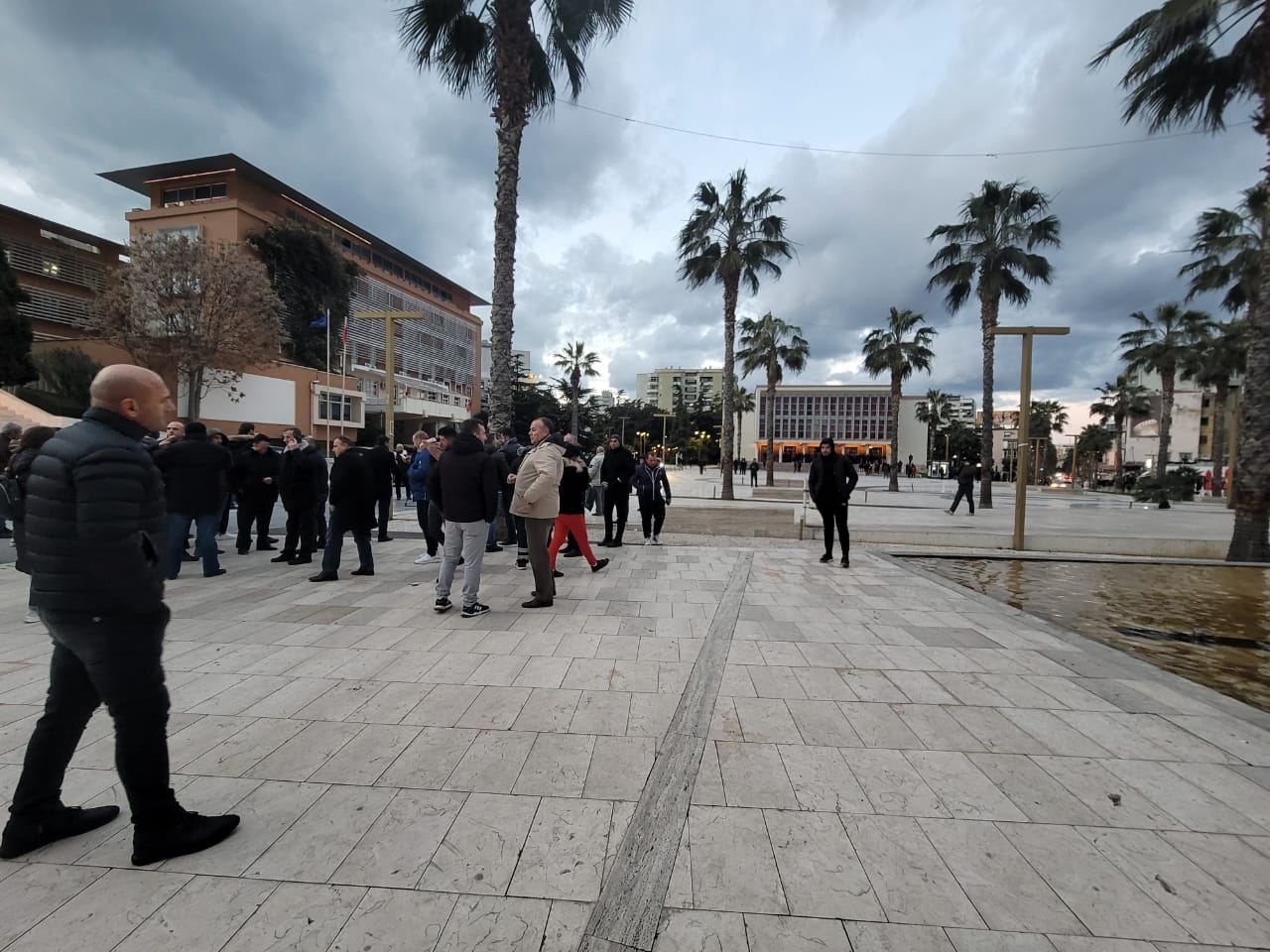 Ballë për ballë mbështetësit e Berishës dhe Bashës në qendër të Durrësit (FOTO+VIDEO)