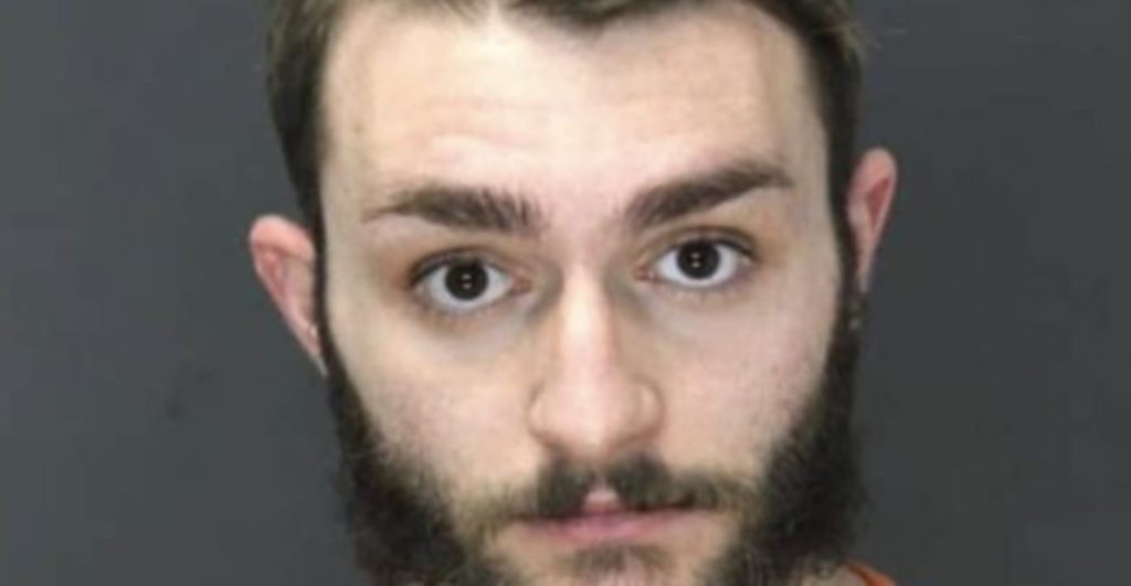 EMRI/ Ky është i riu shqiptar që qëlloi me thikën e kuzhinës nënën e tij gjatë darkës së vitit të ri