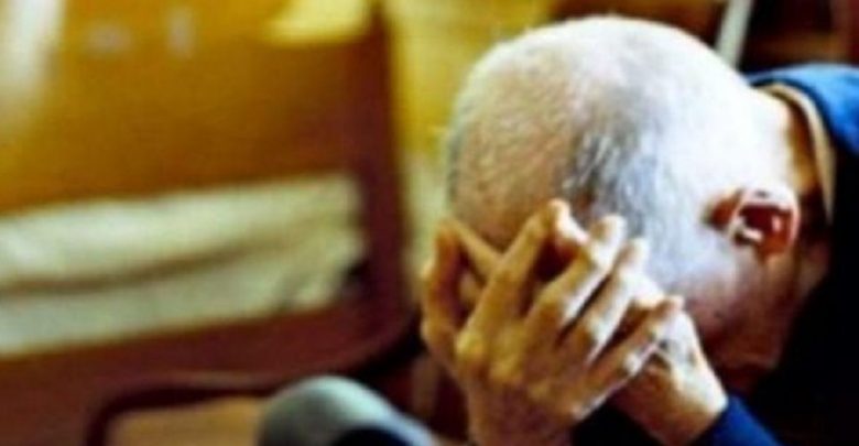 “Djali juaj më detyrohet 30 mijë euro, i dua sot paratë”/ Gjobë dy të moshuarve, lekët ose tapinë e shtëpisë