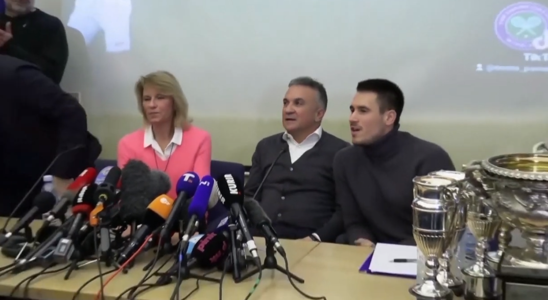 Konferenca që po bën xhiron e rrjetit, gazetarët vënë me &#8220;shpatulla pas muri&#8221; familjen e Djokoviç (VIDEO)