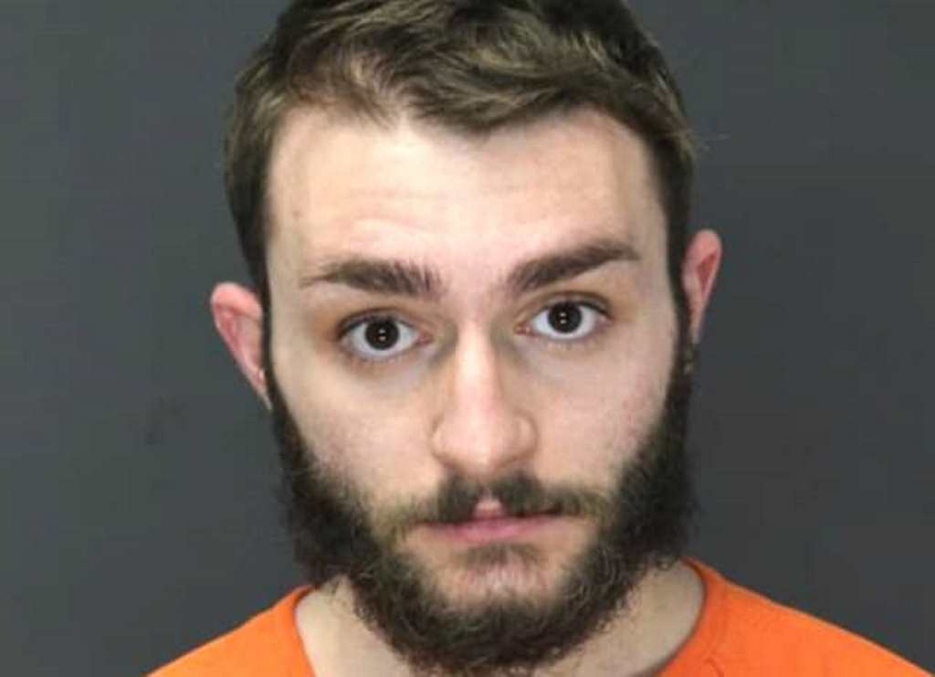 Qëlloi me thikë pas shpine nënën e tij, rrëfehet 25-vjeçari shqiptar: “Doja ta vrisja!” (Si ndodhi ngjarja)