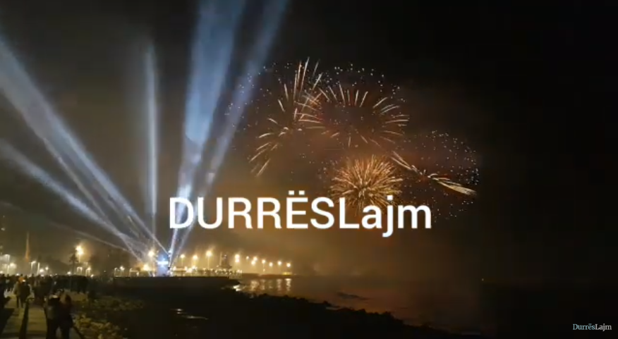 Spektakël fishekzjarresh dhe koncert në shëtitore, si u prit Viti i Ri 2022 në Durrës (VIDEO)