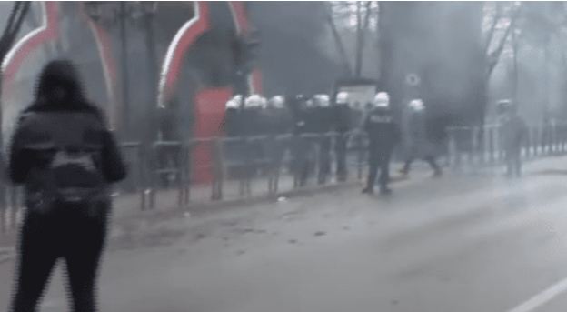 Shqyen derën e selisë së PD-së, policia nis shoqërimin e disa protestuesve, mes tyre dhe reperi Stresi