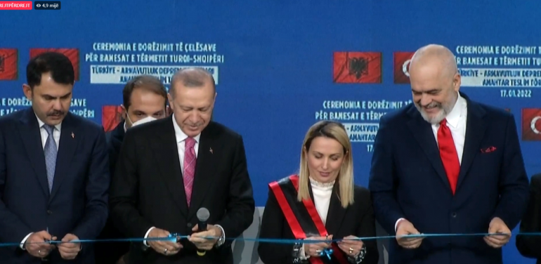 “Le të themi bismilah”, Erdogan e Rama presin shiritin e banesave të rindërtuara në Laç