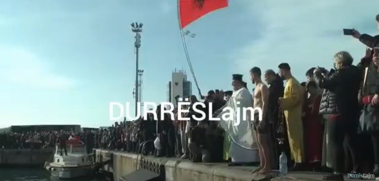 Dita e Ujit të Bekuar, 30-vjeçari nga Durrësi hidhet në ujë dhe kap kryqin (VIDEO)