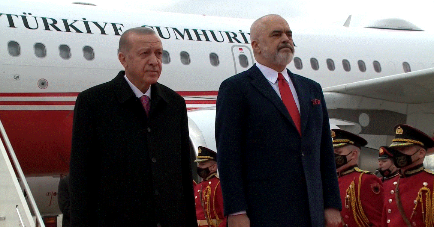 Mbërrin në Rinas avioni i Presidentit turk Erdogan, pritet nga Rama