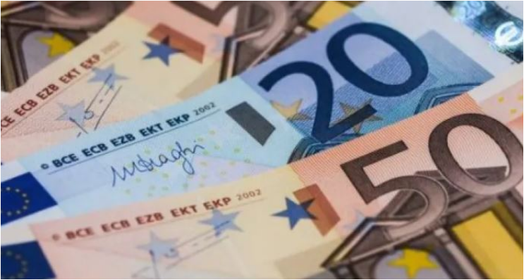 Çfarë do të thotë të të buzëqeshë fati? Bariu blen një enë plastike në market, gjen brenda 50 mijë euro