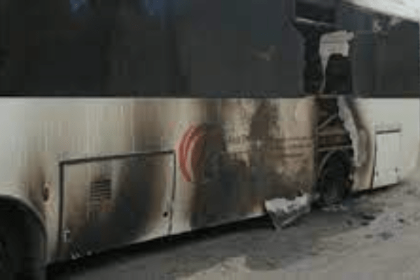 Përfshihet nga flakët urbani me pasagjerë brenda