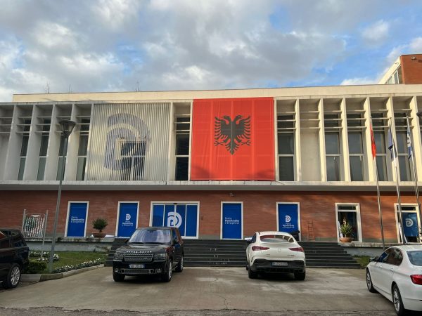 Komisioni i Rithemelimit: Lulzim Brava vendos dyer të blinduara në PD, nuk e ndalon dot vullnetin e demokratëve