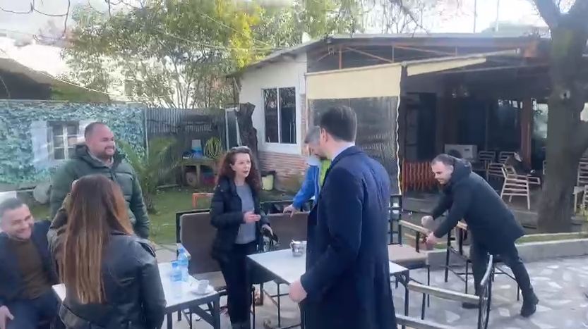 Basha konsumon kafenë e mëngjesit me gazetarët, por çfarë pritet të ndodhë në selinë e PD-së