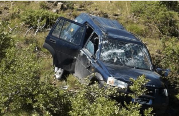 Aksident i rëndë/ Makina bie nga lartësia, plagoset drejtuesi dhe prindërit e tij