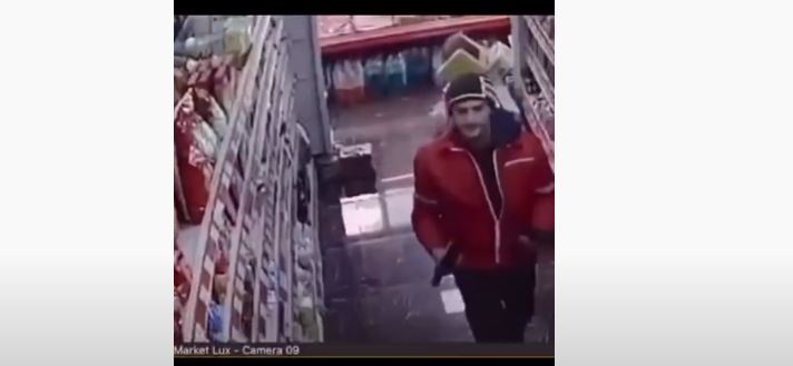 Momenti kur 25-vjeçari vlonjat kapet duke vjedhur në një supermarket